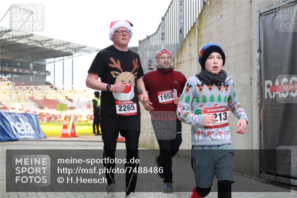08.12.2024 - St. Pauli X-Mass-Run No. 14 H.Heesch http://msf.ph/oto/7488486 08.12.2024 10:03:23 Ziel 345, 349, 613, 630, 1219, 1958, 2213, 2265, 3039, 253, 1219, 1385, 1958, 2213, 2265, 3039 meine-sportfotos.de