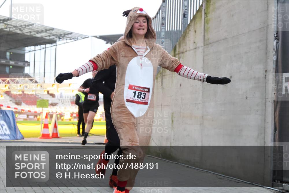 08.12.2024 - St. Pauli X-Mass-Run No. 14 H.Heesch http://msf.ph/oto/7488491 08.12.2024 09:53:42 Ziel 183, 2084, 3307, 183, 859, 2084, 3023 meine-sportfotos.de
