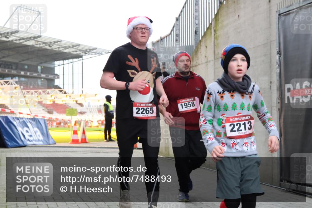08.12.2024 - St. Pauli X-Mass-Run No. 14 H.Heesch http://msf.ph/oto/7488493 08.12.2024 10:03:24 Ziel 345, 349, 613, 630, 1219, 1958, 2213, 2265, 3039, 253, 1385, 1958, 2213, 2265 meine-sportfotos.de