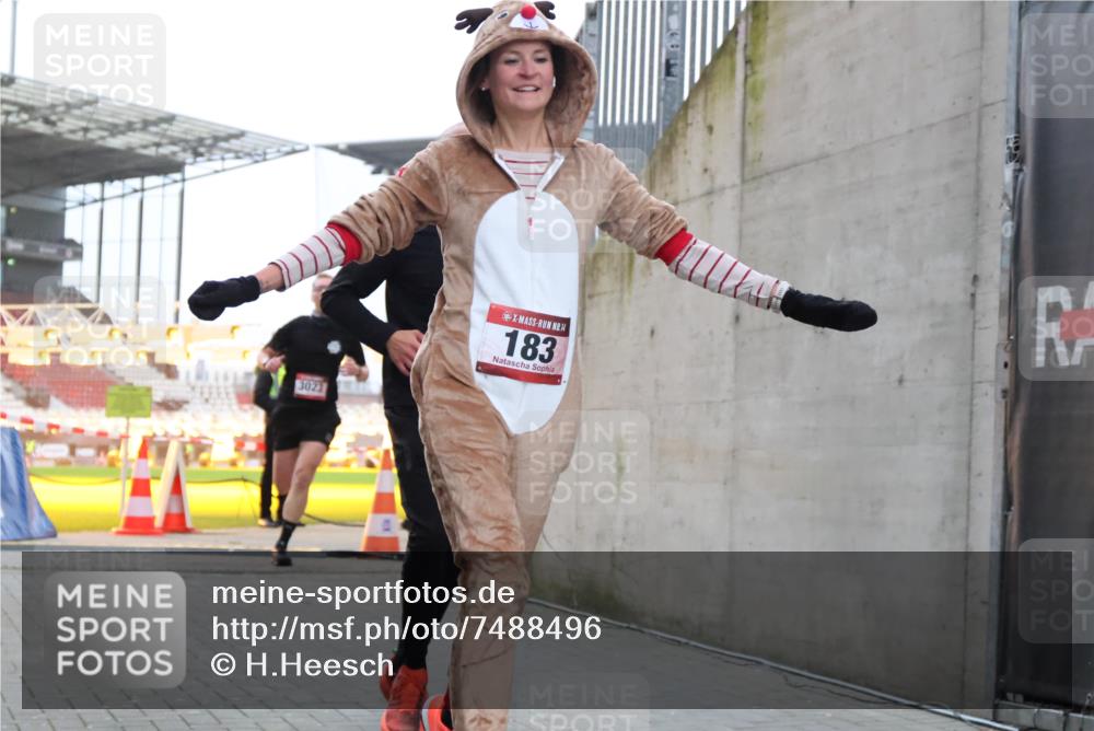 08.12.2024 - St. Pauli X-Mass-Run No. 14 H.Heesch http://msf.ph/oto/7488496 08.12.2024 09:53:42 Ziel 183, 2084, 3307, 183, 859, 2084, 3023 meine-sportfotos.de