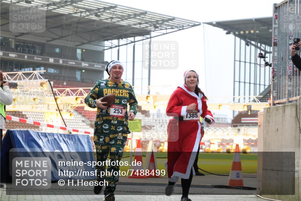 08.12.2024 - St. Pauli X-Mass-Run No. 14 H.Heesch http://msf.ph/oto/7488499 08.12.2024 10:03:28 Ziel 613, 630, 1219, 1958, 2213, 2265, 3039, 253, 406, 809, 1385 meine-sportfotos.de