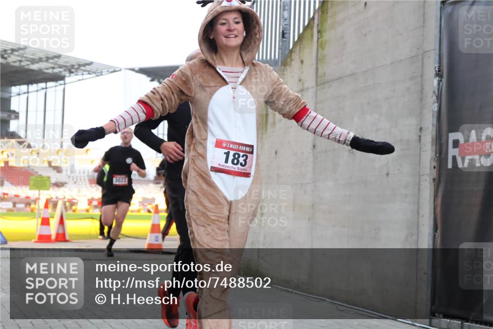 08.12.2024 - St. Pauli X-Mass-Run No. 14 H.Heesch http://msf.ph/oto/7488502 08.12.2024 09:53:42 Ziel 183, 2084, 3307, 183, 859, 2084, 3023 meine-sportfotos.de