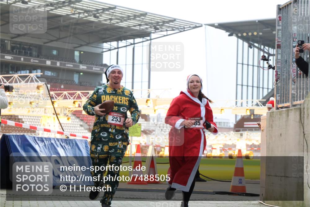 08.12.2024 - St. Pauli X-Mass-Run No. 14 H.Heesch http://msf.ph/oto/7488505 08.12.2024 10:03:28 Ziel 613, 630, 1219, 1958, 2213, 2265, 3039, 253, 406, 809, 1385 meine-sportfotos.de
