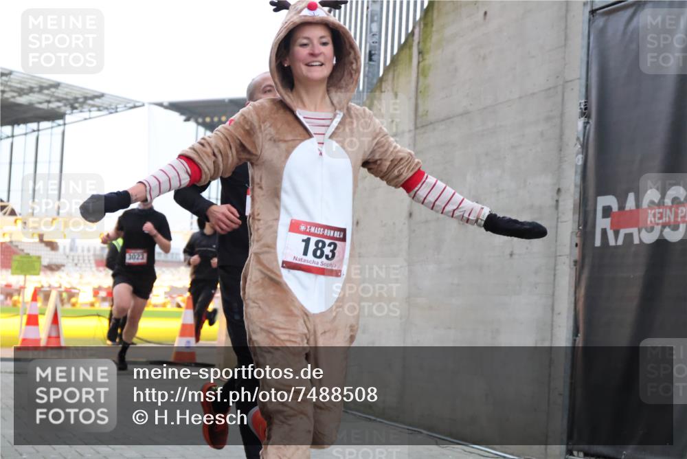 08.12.2024 - St. Pauli X-Mass-Run No. 14 H.Heesch http://msf.ph/oto/7488508 08.12.2024 09:53:43 Ziel 183, 2084, 3307, 183, 859, 2084, 2844, 3023 meine-sportfotos.de