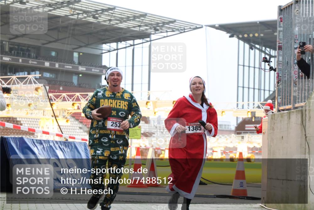 08.12.2024 - St. Pauli X-Mass-Run No. 14 H.Heesch http://msf.ph/oto/7488512 08.12.2024 10:03:28 Ziel 613, 630, 1219, 1958, 2213, 2265, 3039, 253, 406, 809, 1385 meine-sportfotos.de
