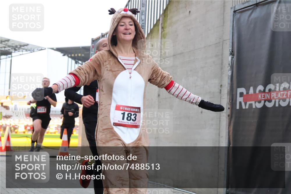 08.12.2024 - St. Pauli X-Mass-Run No. 14 H.Heesch http://msf.ph/oto/7488513 08.12.2024 09:53:43 Ziel 183, 2084, 3307, 183, 859, 2084, 2844, 3023 meine-sportfotos.de