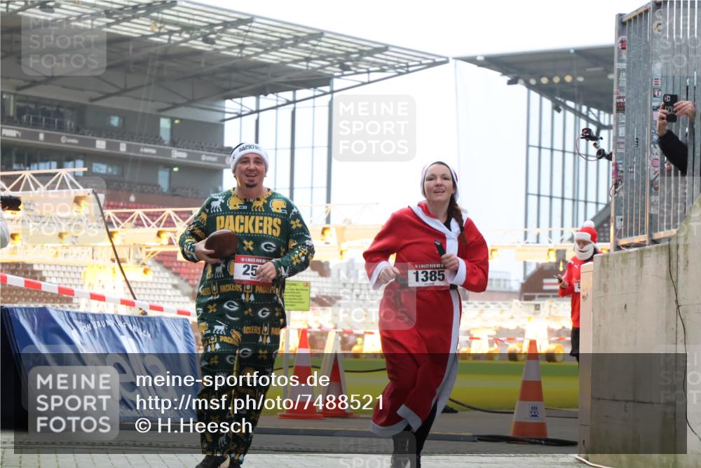 08.12.2024 - St. Pauli X-Mass-Run No. 14 H.Heesch http://msf.ph/oto/7488521 08.12.2024 10:03:28 Ziel 613, 630, 1219, 1958, 2213, 2265, 3039, 253, 406, 809, 1385 meine-sportfotos.de