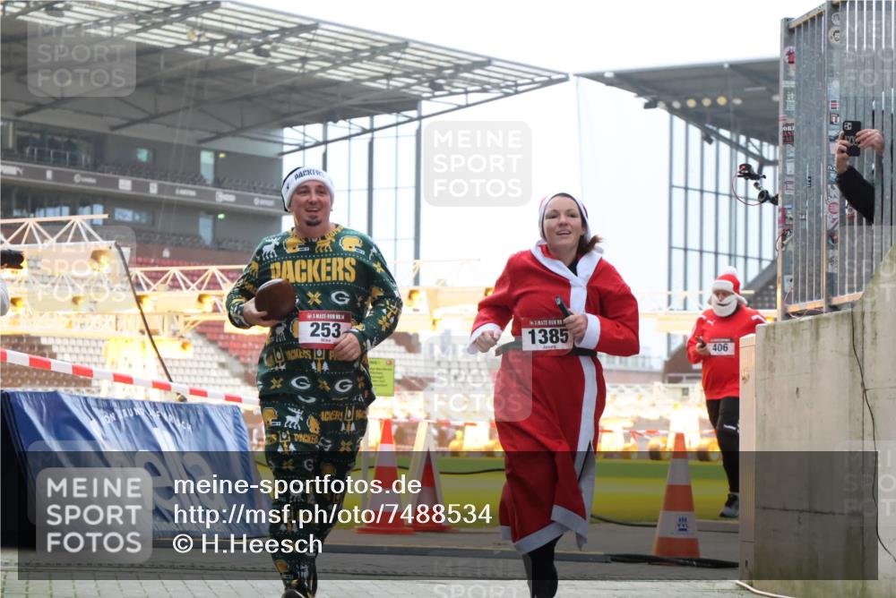 08.12.2024 - St. Pauli X-Mass-Run No. 14 H.Heesch http://msf.ph/oto/7488534 08.12.2024 10:03:28 Ziel 613, 630, 1219, 1958, 2213, 2265, 3039, 253, 406, 809, 1385 meine-sportfotos.de