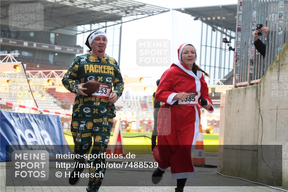 08.12.2024 - St. Pauli X-Mass-Run No. 14 H.Heesch http://msf.ph/oto/7488539 08.12.2024 10:03:29 Ziel 613, 630, 1219, 1958, 2213, 2265, 3039, 253, 406, 809, 1385 meine-sportfotos.de