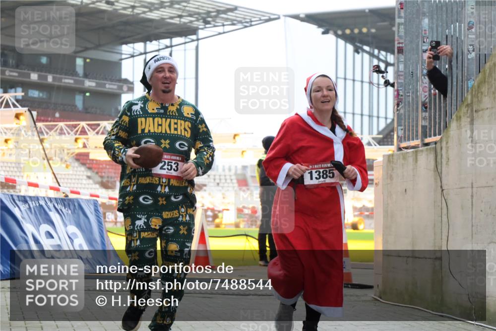 08.12.2024 - St. Pauli X-Mass-Run No. 14 H.Heesch http://msf.ph/oto/7488544 08.12.2024 10:03:29 Ziel 613, 630, 1219, 1958, 2213, 2265, 3039, 253, 406, 809, 1385 meine-sportfotos.de