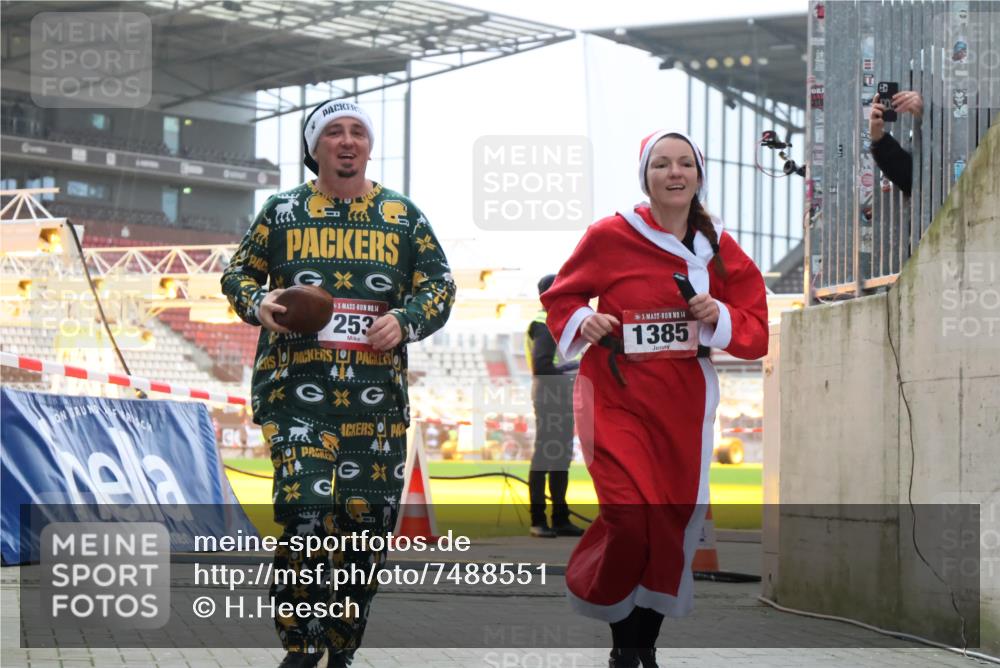 08.12.2024 - St. Pauli X-Mass-Run No. 14 H.Heesch http://msf.ph/oto/7488551 08.12.2024 10:03:29 Ziel 613, 630, 1219, 1958, 2213, 2265, 3039, 253, 406, 809, 1385 meine-sportfotos.de