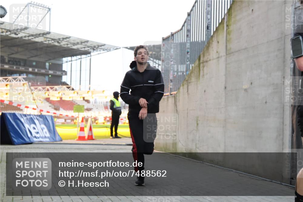 08.12.2024 - St. Pauli X-Mass-Run No. 14 H.Heesch http://msf.ph/oto/7488562 08.12.2024 09:53:45 Ziel 183, 2084, 3023, 3307, 859, 2844, 3023 meine-sportfotos.de