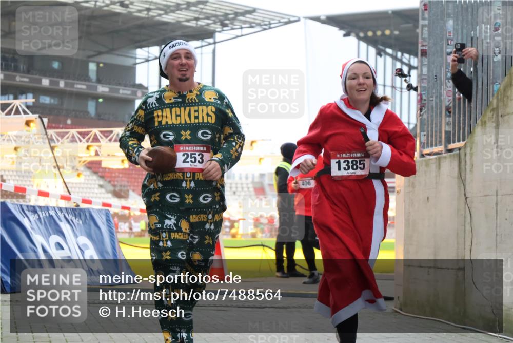 08.12.2024 - St. Pauli X-Mass-Run No. 14 H.Heesch http://msf.ph/oto/7488564 08.12.2024 10:03:29 Ziel 613, 630, 1219, 1958, 2213, 2265, 3039, 253, 406, 809, 1385 meine-sportfotos.de