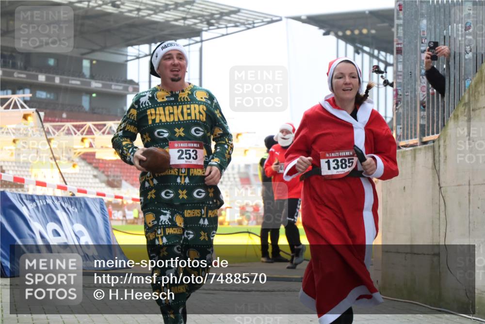 08.12.2024 - St. Pauli X-Mass-Run No. 14 H.Heesch http://msf.ph/oto/7488570 08.12.2024 10:03:29 Ziel 613, 630, 1219, 1958, 2213, 2265, 3039, 253, 406, 809, 1385 meine-sportfotos.de