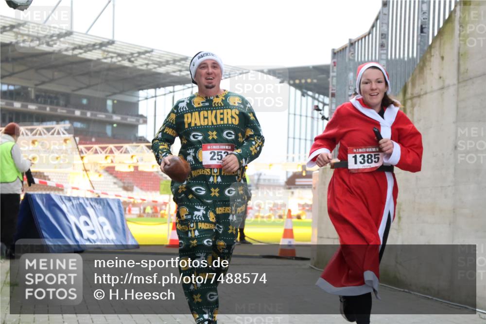 08.12.2024 - St. Pauli X-Mass-Run No. 14 H.Heesch http://msf.ph/oto/7488574 08.12.2024 10:03:30 Ziel 253, 613, 630, 1219, 1385, 1958, 2213, 2265, 3039, 253, 406, 809, 1385 meine-sportfotos.de