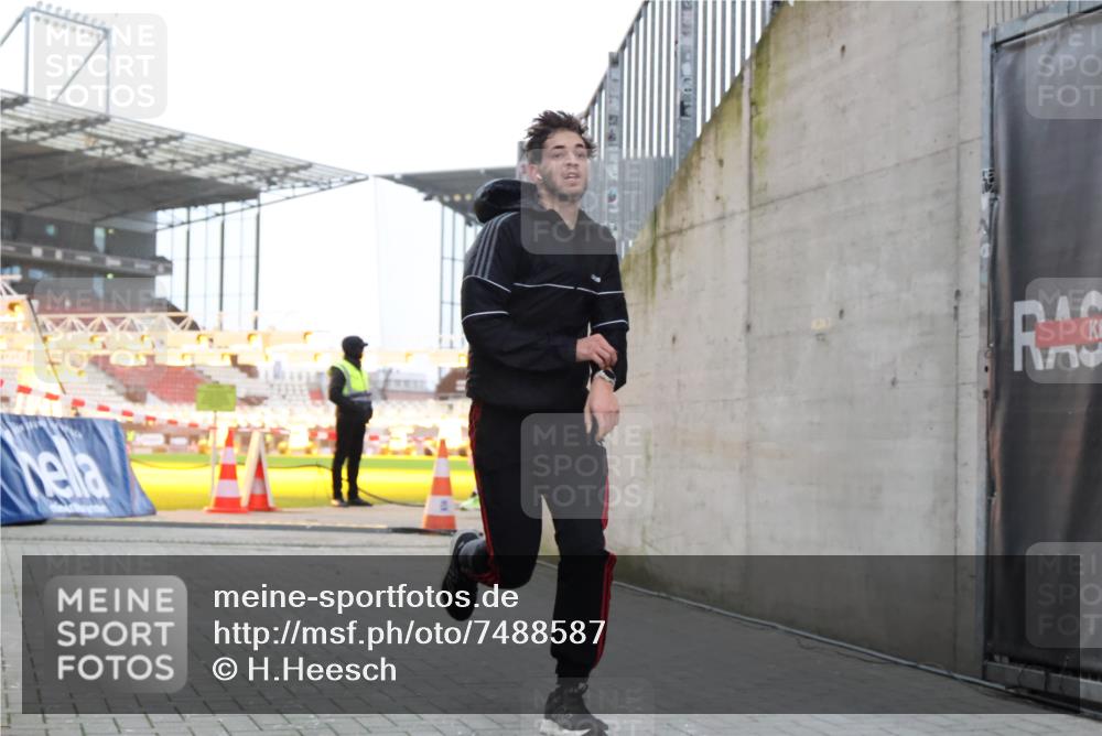 08.12.2024 - St. Pauli X-Mass-Run No. 14 H.Heesch http://msf.ph/oto/7488587 08.12.2024 09:53:45 Ziel 183, 2084, 3023, 3307, 859, 2844, 3023 meine-sportfotos.de