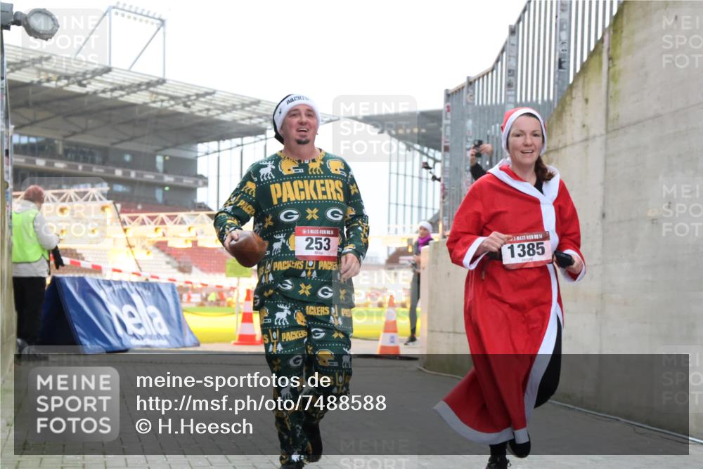 08.12.2024 - St. Pauli X-Mass-Run No. 14 H.Heesch http://msf.ph/oto/7488588 08.12.2024 10:03:30 Ziel 253, 613, 630, 1219, 1385, 1958, 2213, 2265, 3039, 253, 406, 809, 1385 meine-sportfotos.de