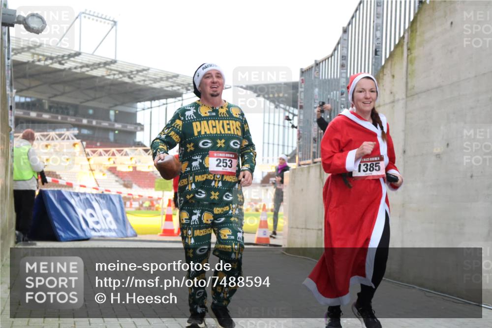 08.12.2024 - St. Pauli X-Mass-Run No. 14 H.Heesch http://msf.ph/oto/7488594 08.12.2024 10:03:30 Ziel 253, 613, 630, 1219, 1385, 1958, 2213, 2265, 3039, 253, 406, 809, 1385 meine-sportfotos.de