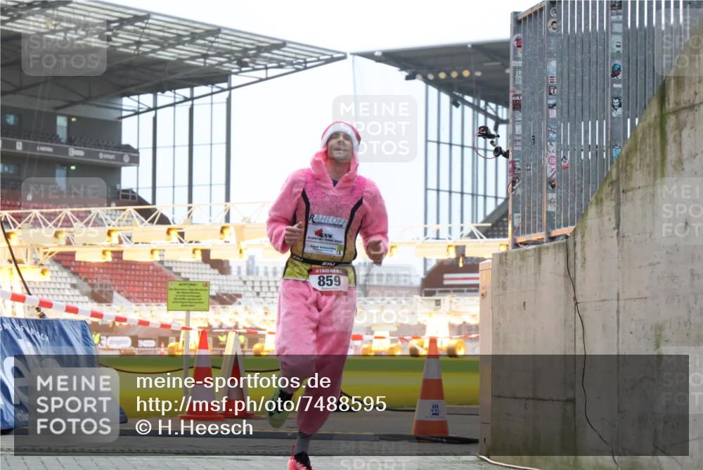 08.12.2024 - St. Pauli X-Mass-Run No. 14 H.Heesch http://msf.ph/oto/7488595 08.12.2024 09:53:48 Ziel 183, 2084, 3023, 859, 1818, 2844 meine-sportfotos.de