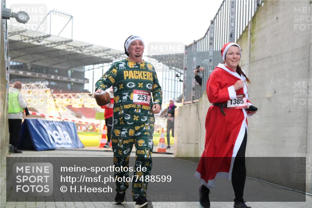 08.12.2024 - St. Pauli X-Mass-Run No. 14 H.Heesch http://msf.ph/oto/7488599 08.12.2024 10:03:30 Ziel 253, 613, 630, 1219, 1385, 1958, 2213, 2265, 3039, 253, 406, 809, 1385 meine-sportfotos.de
