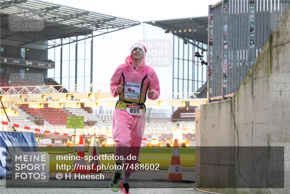 08.12.2024 - St. Pauli X-Mass-Run No. 14 H.Heesch http://msf.ph/oto/7488602 08.12.2024 09:53:48 Ziel 183, 2084, 3023, 859, 1818, 2844 meine-sportfotos.de