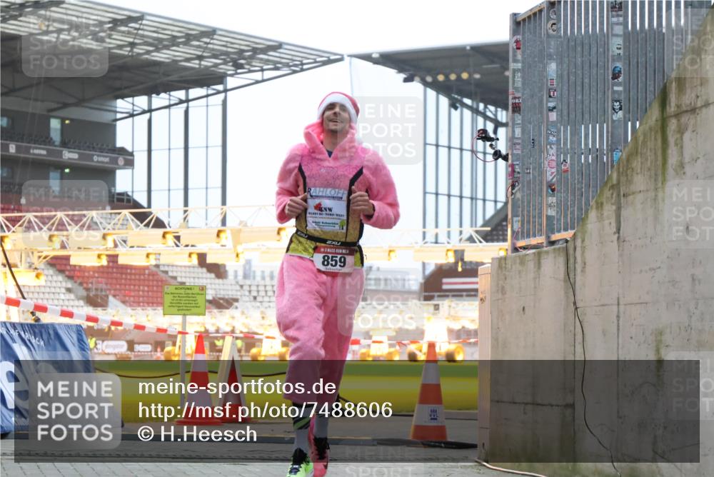 08.12.2024 - St. Pauli X-Mass-Run No. 14 H.Heesch http://msf.ph/oto/7488606 08.12.2024 09:53:48 Ziel 183, 2084, 3023, 859, 1818, 2844 meine-sportfotos.de