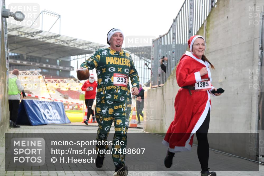 08.12.2024 - St. Pauli X-Mass-Run No. 14 H.Heesch http://msf.ph/oto/7488607 08.12.2024 10:03:30 Ziel 253, 613, 630, 1219, 1385, 1958, 2213, 2265, 3039, 253, 406, 809, 1385 meine-sportfotos.de