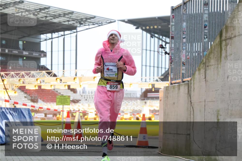 08.12.2024 - St. Pauli X-Mass-Run No. 14 H.Heesch http://msf.ph/oto/7488611 08.12.2024 09:53:48 Ziel 183, 2084, 3023, 859, 1818, 2844 meine-sportfotos.de