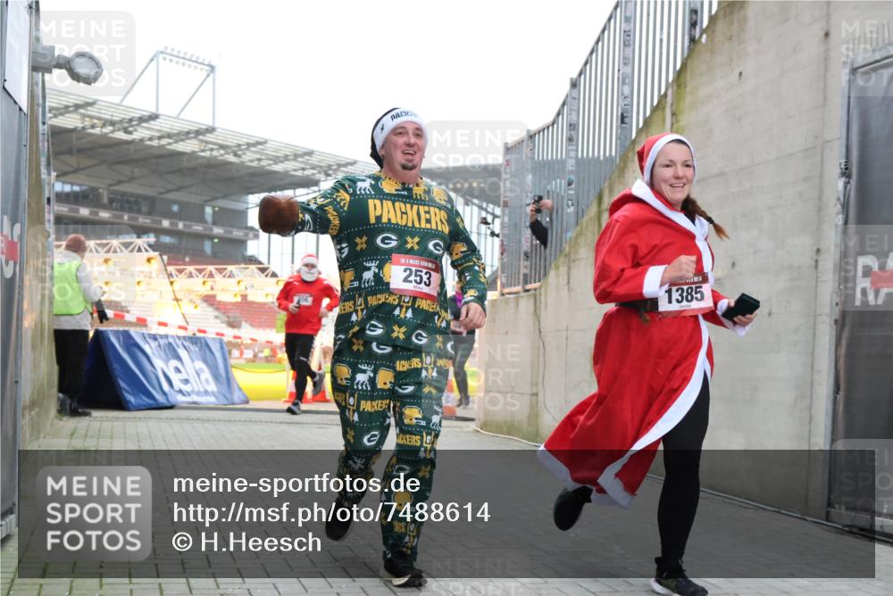 08.12.2024 - St. Pauli X-Mass-Run No. 14 H.Heesch http://msf.ph/oto/7488614 08.12.2024 10:03:30 Ziel 253, 613, 630, 1219, 1385, 1958, 2213, 2265, 3039, 253, 406, 809, 1385 meine-sportfotos.de