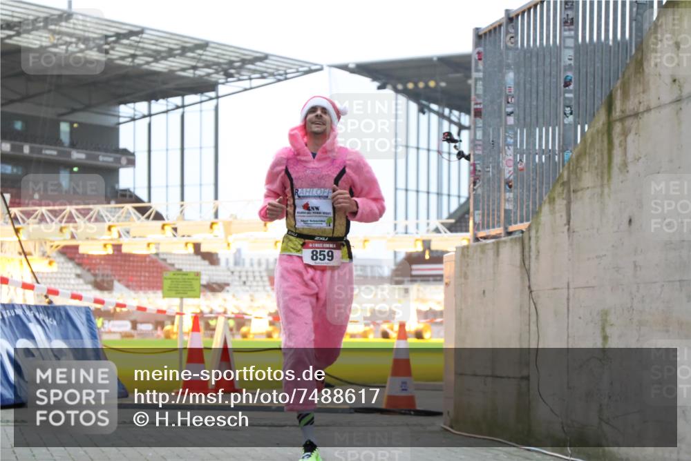 08.12.2024 - St. Pauli X-Mass-Run No. 14 H.Heesch http://msf.ph/oto/7488617 08.12.2024 09:53:48 Ziel 183, 2084, 3023, 859, 1818, 2844 meine-sportfotos.de