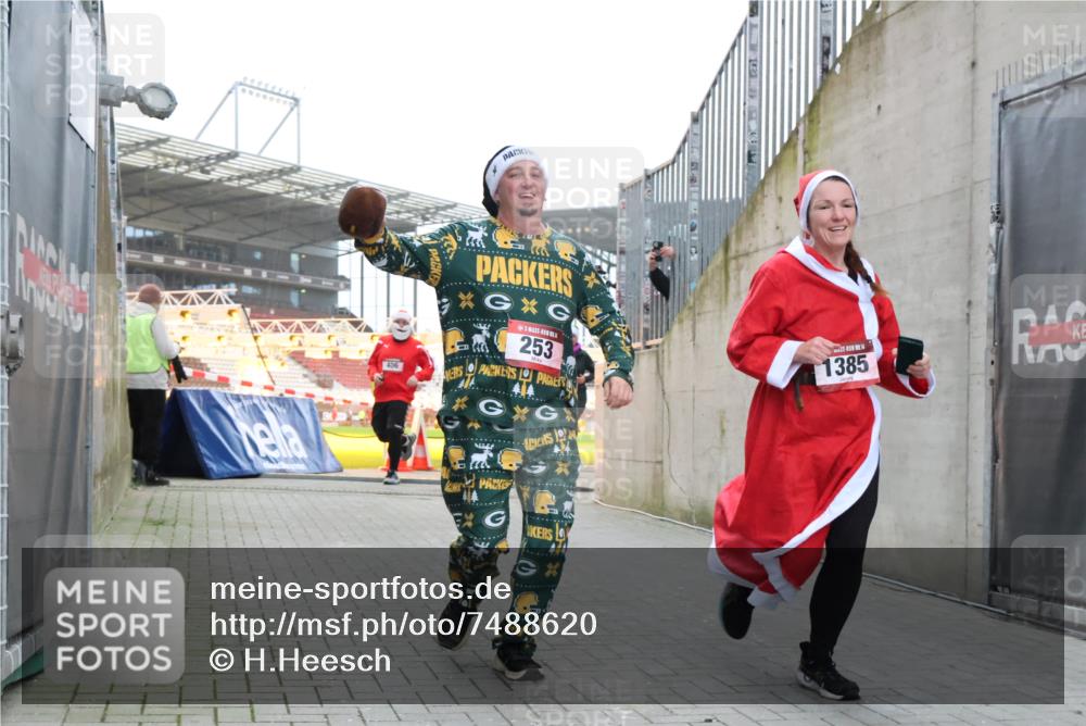 08.12.2024 - St. Pauli X-Mass-Run No. 14 H.Heesch http://msf.ph/oto/7488620 08.12.2024 10:03:30 Ziel 253, 613, 630, 1219, 1385, 1958, 2213, 2265, 3039, 253, 406, 809, 1385 meine-sportfotos.de