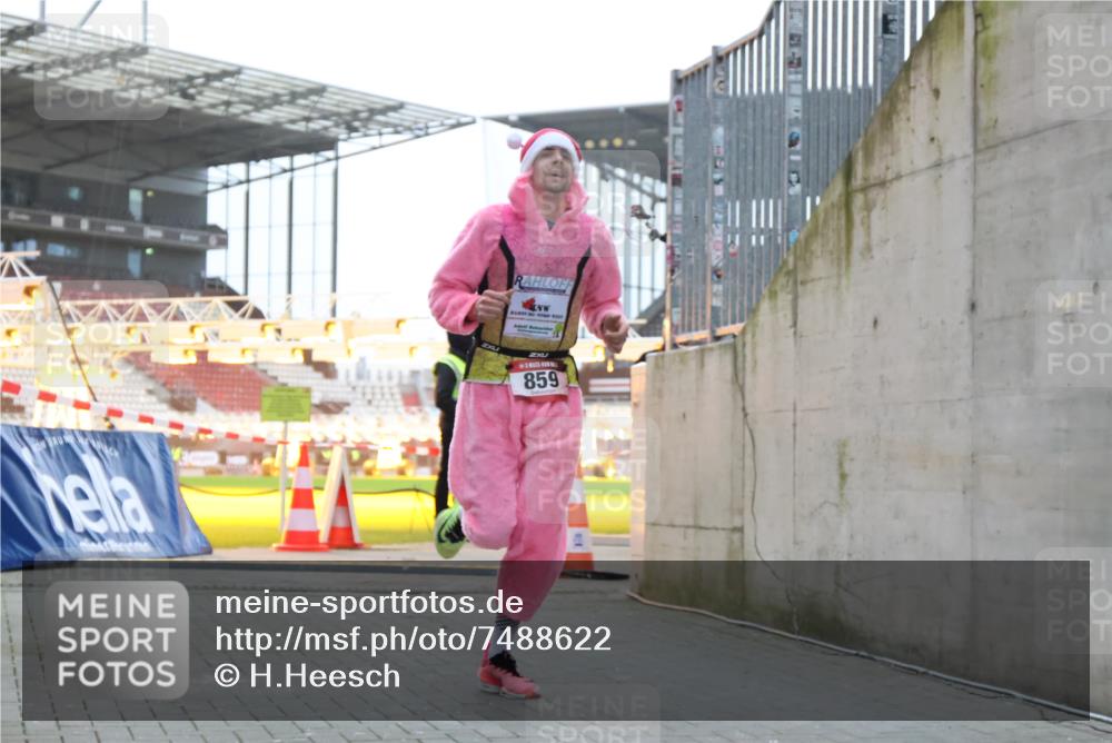 08.12.2024 - St. Pauli X-Mass-Run No. 14 H.Heesch http://msf.ph/oto/7488622 08.12.2024 09:53:48 Ziel 183, 2084, 3023, 859, 1818, 2844 meine-sportfotos.de