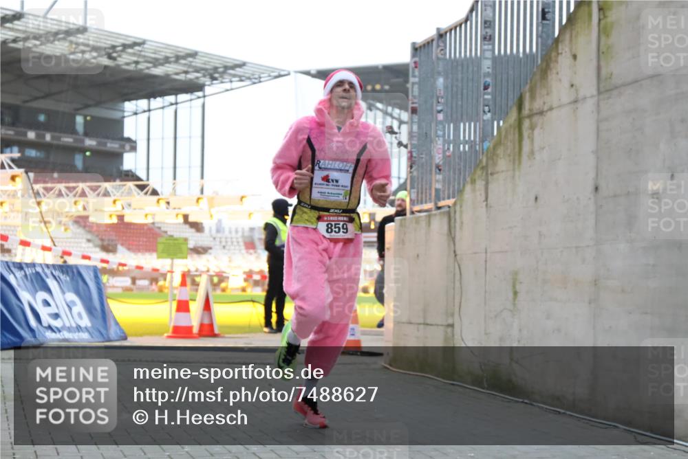 08.12.2024 - St. Pauli X-Mass-Run No. 14 H.Heesch http://msf.ph/oto/7488627 08.12.2024 09:53:48 Ziel 183, 2084, 3023, 859, 1818, 2844 meine-sportfotos.de