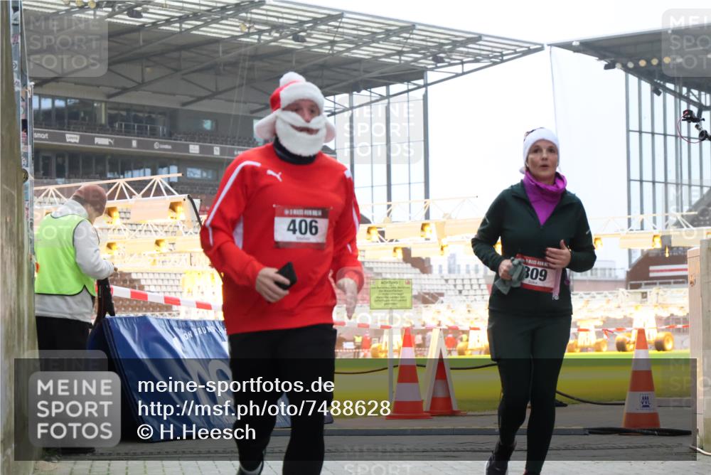 08.12.2024 - St. Pauli X-Mass-Run No. 14 H.Heesch http://msf.ph/oto/7488628 08.12.2024 10:03:33 Ziel 253, 406, 1219, 1385, 1958, 2213, 2265, 3039, 406, 809 meine-sportfotos.de