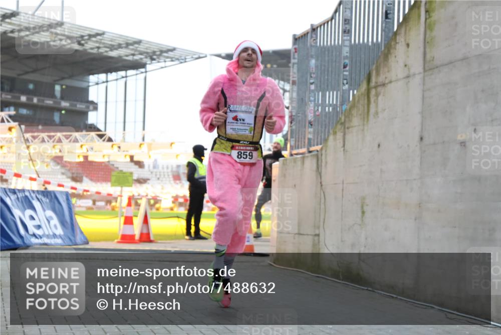 08.12.2024 - St. Pauli X-Mass-Run No. 14 H.Heesch http://msf.ph/oto/7488632 08.12.2024 09:53:48 Ziel 183, 2084, 3023, 859, 1818, 2844 meine-sportfotos.de