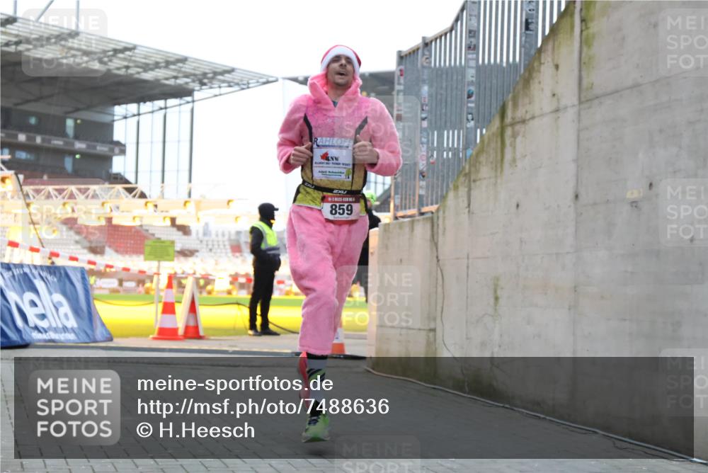 08.12.2024 - St. Pauli X-Mass-Run No. 14 H.Heesch http://msf.ph/oto/7488636 08.12.2024 09:53:49 Ziel 183, 859, 2084, 3023, 859, 1818, 2844 meine-sportfotos.de