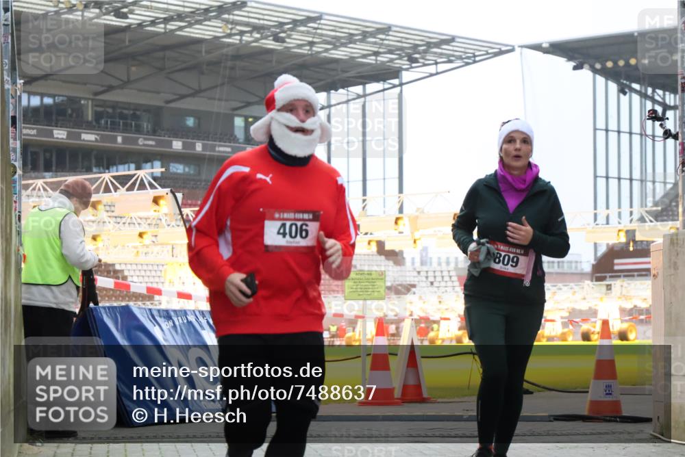 08.12.2024 - St. Pauli X-Mass-Run No. 14 H.Heesch http://msf.ph/oto/7488637 08.12.2024 10:03:33 Ziel 253, 406, 1219, 1385, 1958, 2213, 2265, 3039, 406, 809 meine-sportfotos.de