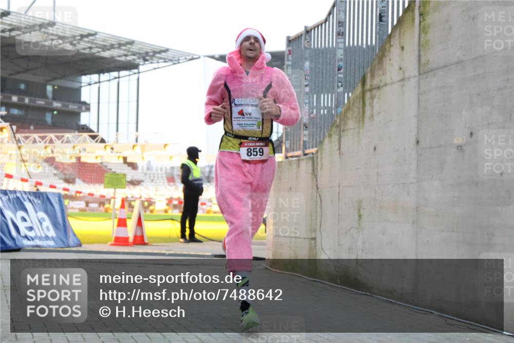 08.12.2024 - St. Pauli X-Mass-Run No. 14 H.Heesch http://msf.ph/oto/7488642 08.12.2024 09:53:49 Ziel 183, 859, 2084, 3023, 859, 1818, 2844 meine-sportfotos.de