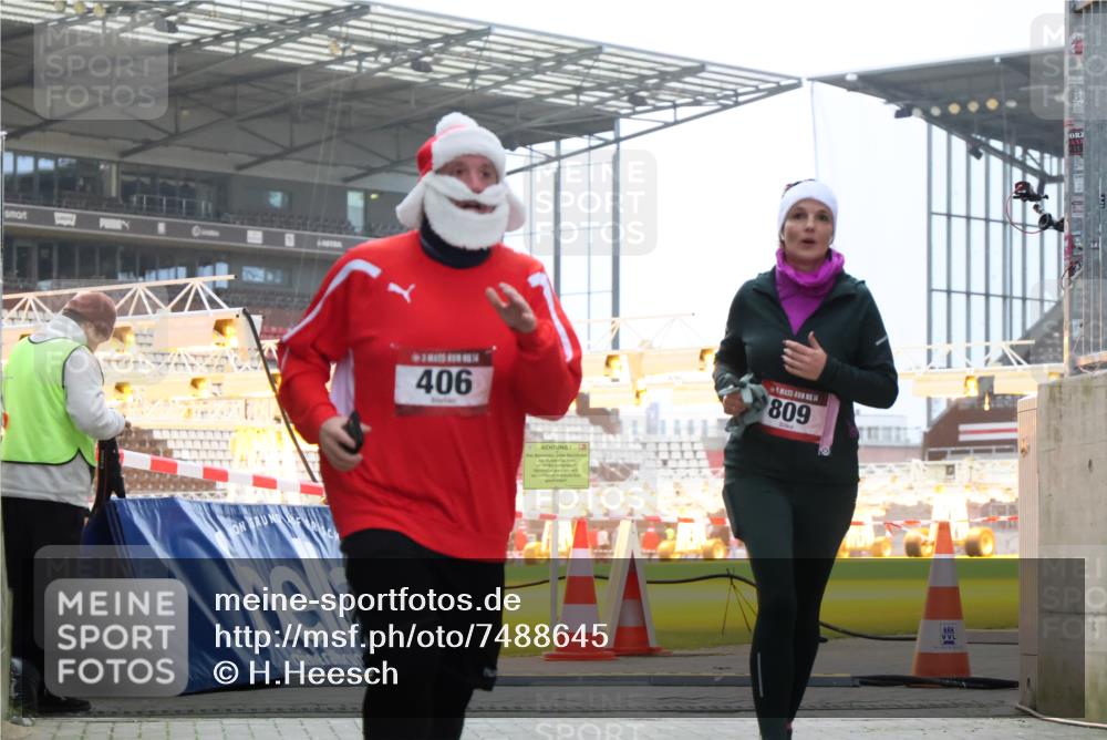 08.12.2024 - St. Pauli X-Mass-Run No. 14 H.Heesch http://msf.ph/oto/7488645 08.12.2024 10:03:33 Ziel 253, 406, 1219, 1385, 1958, 2213, 2265, 3039, 406, 809 meine-sportfotos.de