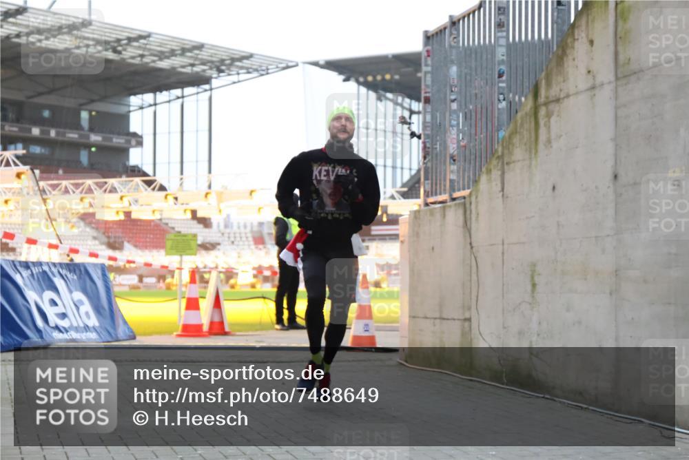 08.12.2024 - St. Pauli X-Mass-Run No. 14 H.Heesch http://msf.ph/oto/7488649 08.12.2024 09:53:51 Ziel 183, 859, 2084, 2844, 3023, 859, 1818, 2844 meine-sportfotos.de
