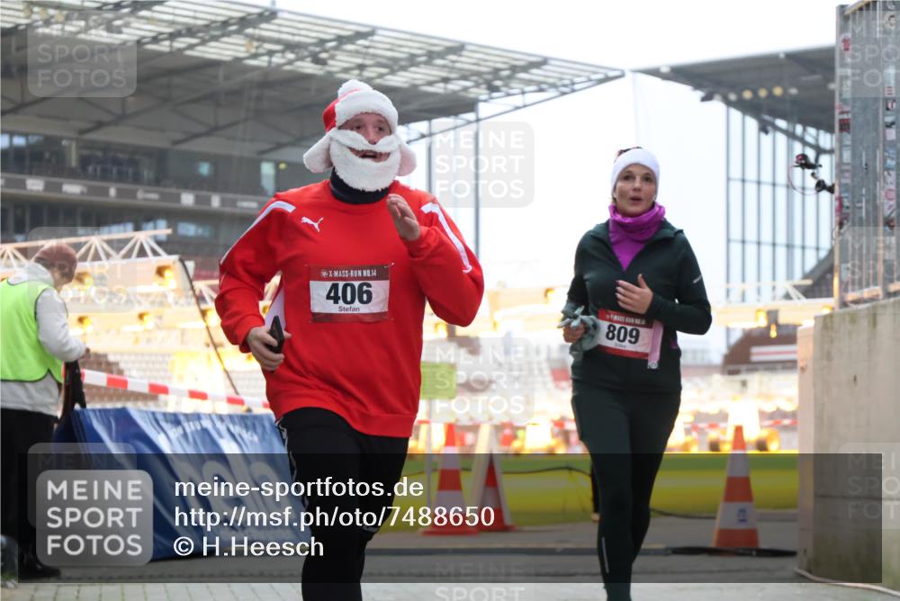 08.12.2024 - St. Pauli X-Mass-Run No. 14 H.Heesch http://msf.ph/oto/7488650 08.12.2024 10:03:33 Ziel 253, 406, 1219, 1385, 1958, 2213, 2265, 3039, 406, 809 meine-sportfotos.de