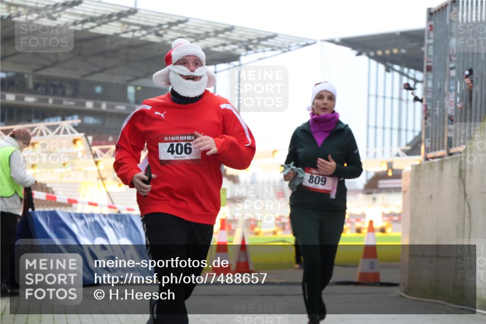 08.12.2024 - St. Pauli X-Mass-Run No. 14 H.Heesch http://msf.ph/oto/7488657 08.12.2024 10:03:33 Ziel 253, 406, 1219, 1385, 1958, 2213, 2265, 3039, 406, 809 meine-sportfotos.de