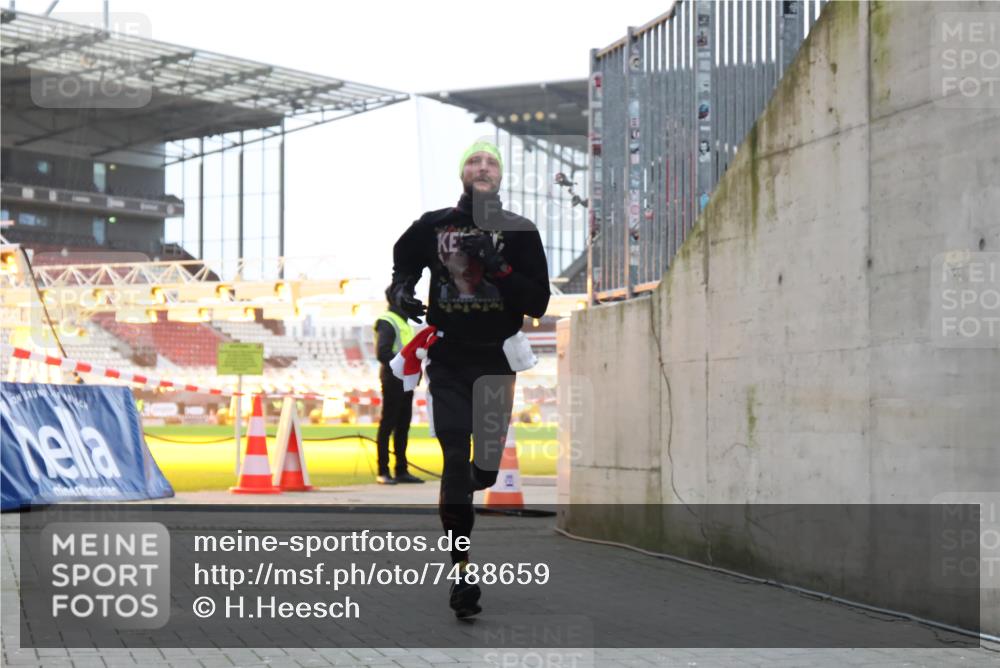 08.12.2024 - St. Pauli X-Mass-Run No. 14 H.Heesch http://msf.ph/oto/7488659 08.12.2024 09:53:51 Ziel 183, 859, 2084, 2844, 3023, 859, 1818, 2844 meine-sportfotos.de