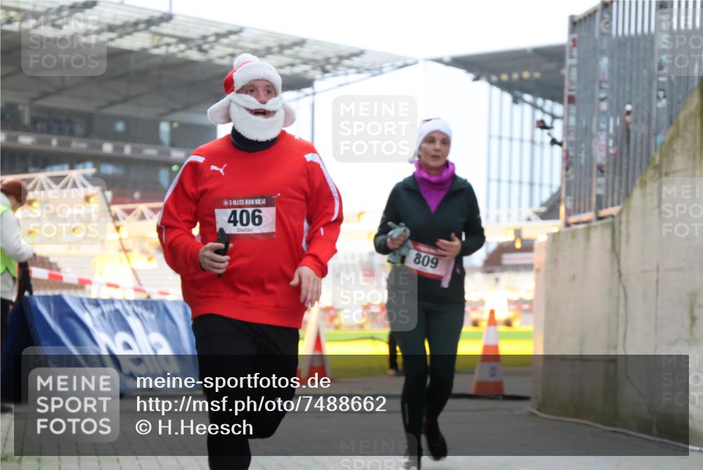 08.12.2024 - St. Pauli X-Mass-Run No. 14 H.Heesch http://msf.ph/oto/7488662 08.12.2024 10:03:33 Ziel 253, 406, 1219, 1385, 1958, 2213, 2265, 3039, 406, 809 meine-sportfotos.de