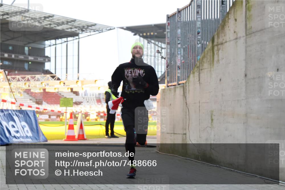 08.12.2024 - St. Pauli X-Mass-Run No. 14 H.Heesch http://msf.ph/oto/7488666 08.12.2024 09:53:51 Ziel 183, 859, 2084, 2844, 3023, 859, 1818, 2844 meine-sportfotos.de