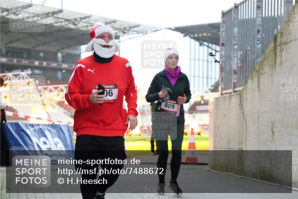 08.12.2024 - St. Pauli X-Mass-Run No. 14 H.Heesch http://msf.ph/oto/7488672 08.12.2024 10:03:33 Ziel 253, 406, 1219, 1385, 1958, 2213, 2265, 3039, 406, 809 meine-sportfotos.de