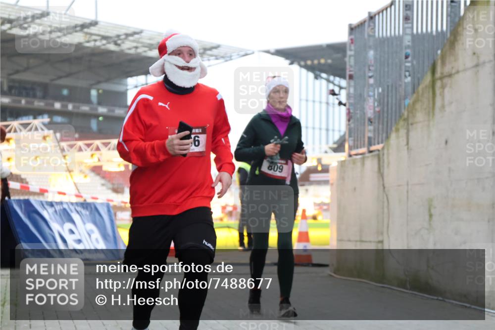 08.12.2024 - St. Pauli X-Mass-Run No. 14 H.Heesch http://msf.ph/oto/7488677 08.12.2024 10:03:33 Ziel 253, 406, 1219, 1385, 1958, 2213, 2265, 3039, 406, 809 meine-sportfotos.de