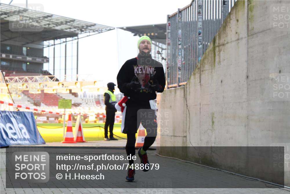 08.12.2024 - St. Pauli X-Mass-Run No. 14 H.Heesch http://msf.ph/oto/7488679 08.12.2024 09:53:51 Ziel 183, 859, 2084, 2844, 3023, 859, 1818, 2844 meine-sportfotos.de