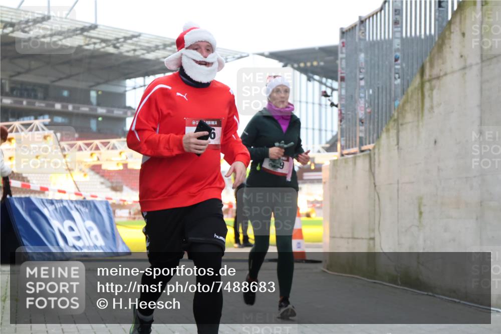 08.12.2024 - St. Pauli X-Mass-Run No. 14 H.Heesch http://msf.ph/oto/7488683 08.12.2024 10:03:33 Ziel 253, 406, 1219, 1385, 1958, 2213, 2265, 3039, 406, 809 meine-sportfotos.de