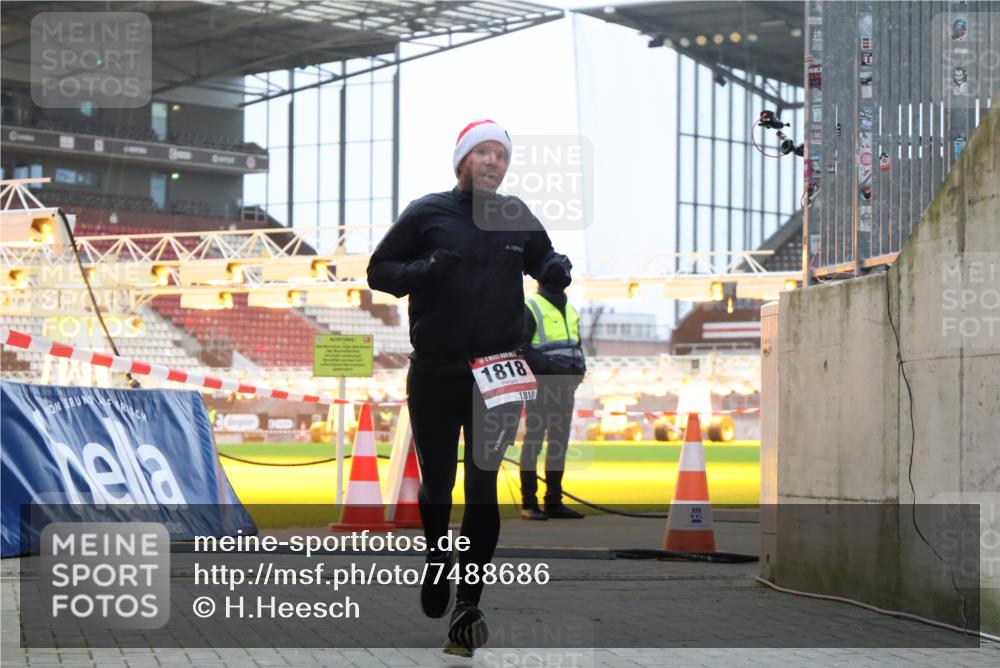 08.12.2024 - St. Pauli X-Mass-Run No. 14 H.Heesch http://msf.ph/oto/7488686 08.12.2024 09:53:56 Ziel 183, 859, 1818, 2084, 2844, 3023, 1818 meine-sportfotos.de